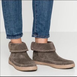 UGG Varney Moccasin Boots 8.5 Boho Chic, Western, Cabincore, Rustic, Streetwear